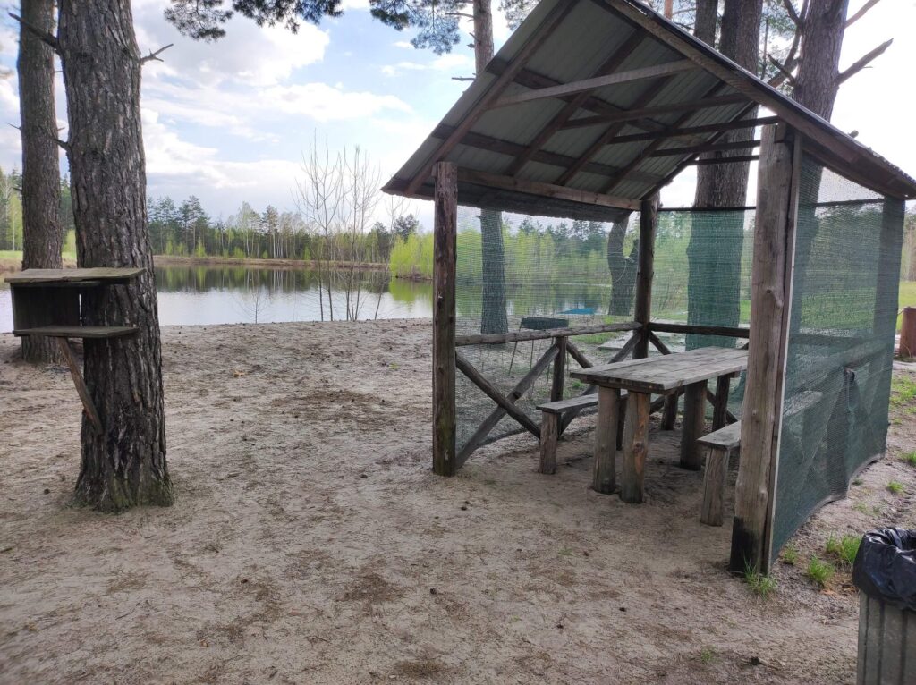 Альтанка біля озера