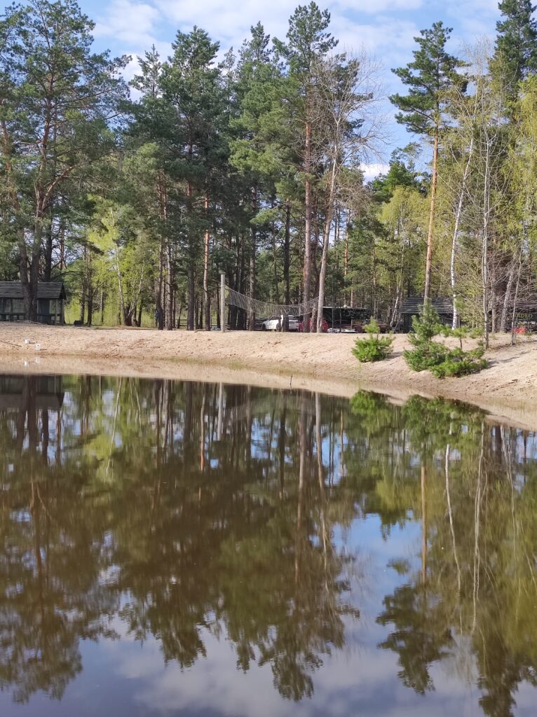 Альтанки біля озера